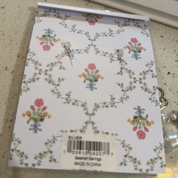 Hill house Shell pearl statement earrings - Picture 4 of 4